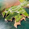 Un site de camping situé sur une presque'île où on voit l'érosion des falaises.