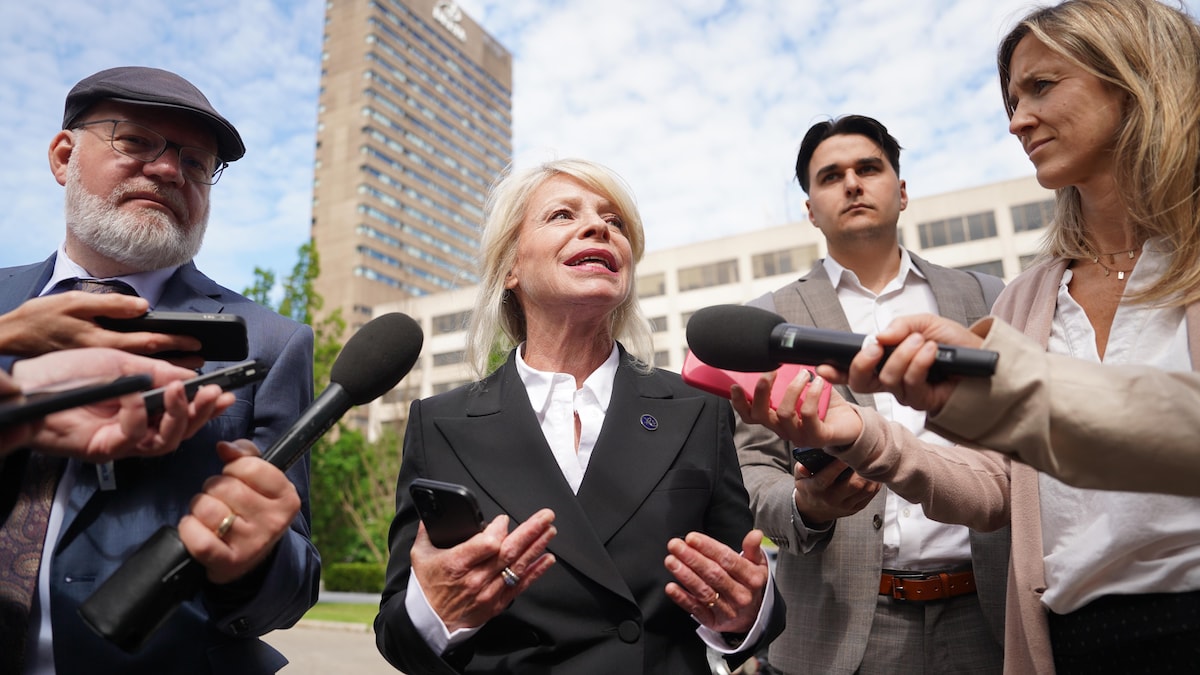 Caroline Proulx parle aux journalistes.