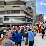 Des amateurs et amatrices de toutes les équipes de la Ligue canadienne de football ont pris part aux festivités de la 111e Coupe Grey dans les rues de Vancouver, le 15 novembre 2024.