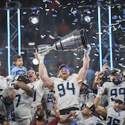 Les joueurs des Argonauts de Toronto célèbrent la victoire lors de la 111e coupe Grey à Vancouver, le 17 novembre 2024.