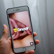 L'application Grindr sur un téléphone.