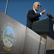 Joe Biden présente ses excuses aux victimes des pensionnats pour Autochtones dans la communauté de Gila River, en Arizona, le 25 octobre 2024.