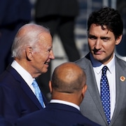 Les deux hommes discutent à l'extérieur.