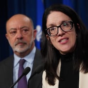 Sonia LeBel et Christian Dubé en point de presse à l'Assemblée nationale.