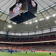 Des joueurs des Blue Bombers de Winnipeg sur la pelouse du stade BC Place, le 16 novembre 2024 