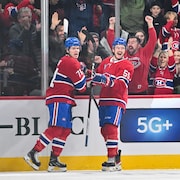 Deux joueurs du Canadien se réjouissent après un but.