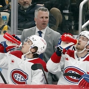 Il observe l'action de l'arrière du banc.