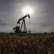 Une installation pétrolière et gazière située près de Cremona, en Alberta.