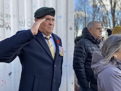 Jocelyn Paul fait une salutation militaire.