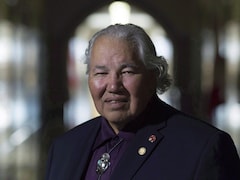 Le sénateur pose dans les corridors du parlement. 