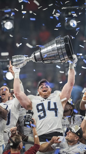 Les joueurs des Argonauts de Toronto célèbrent la victoire lors de la 111e coupe Grey à Vancouver, le 17 novembre 2024.