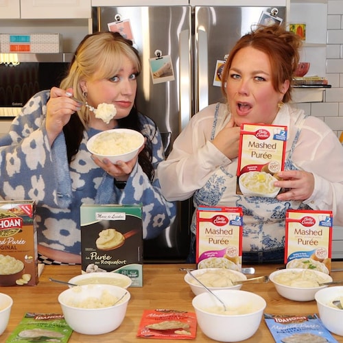 Chrystine et Vanessa dans leur cuisine avec plusieurs purées de pommes de terre en poudre.