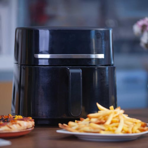 Une friteuse à air dans une cuisine.