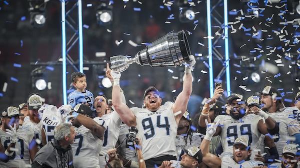 Les joueurs des Argonauts de Toronto célèbrent la victoire lors de la 111e coupe Grey à Vancouver, le 17 novembre 2024.