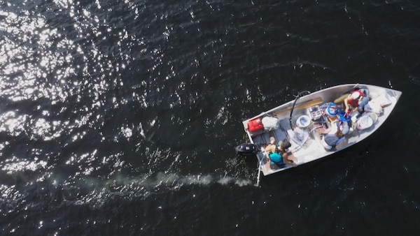 Bateau qui déverse des microplastiques dans l'eau