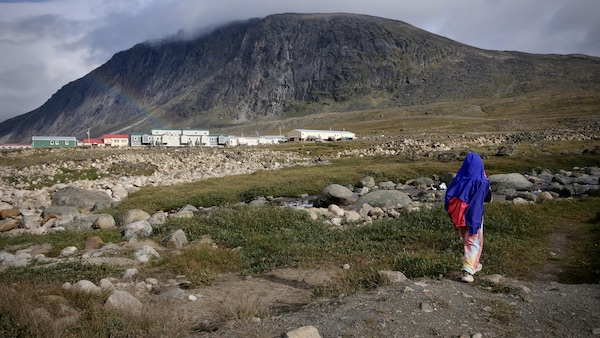 Une enfant marche dans un sentier, à Pangnirtung, au Nunavut, en août 2023.