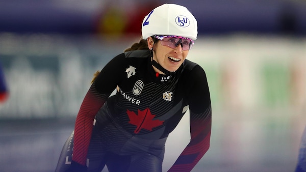 Une patineuse de vitesse performe lors d'une compétition.