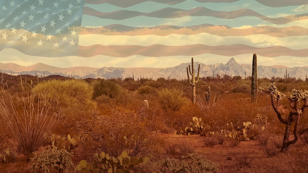 Un paysage désertique et une illustration du drapeau américain en filigrane dans le ciel.