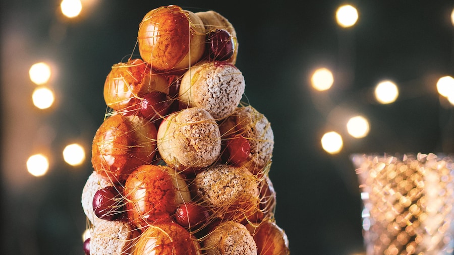 Un croquembouche garni de canneberges, de sucre et de caramel.