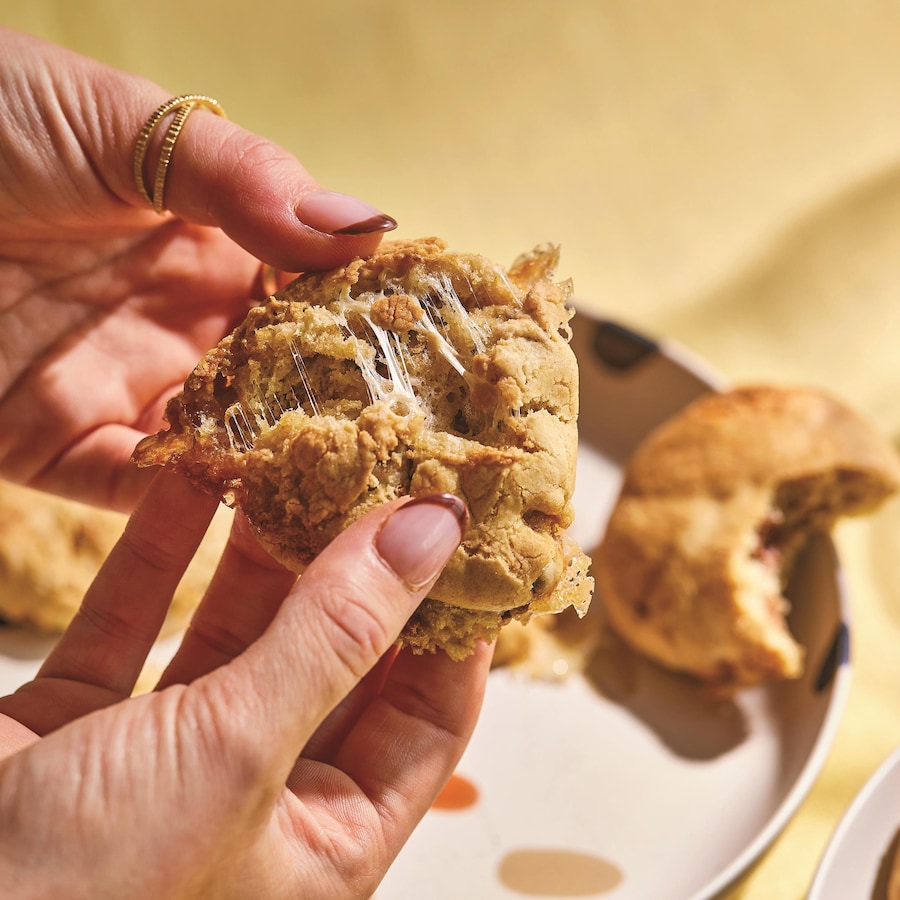 Des mains en train de séparer un biscuit en deux.