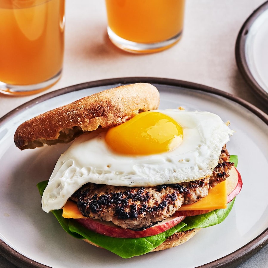 Deux assiettes de sandwichs déjeuner.
