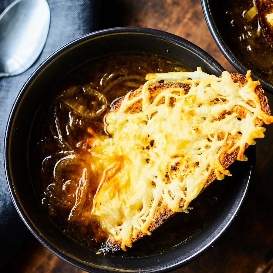 Soupe à l’oignon à la bière et aux fromages québécois dans deux bols.