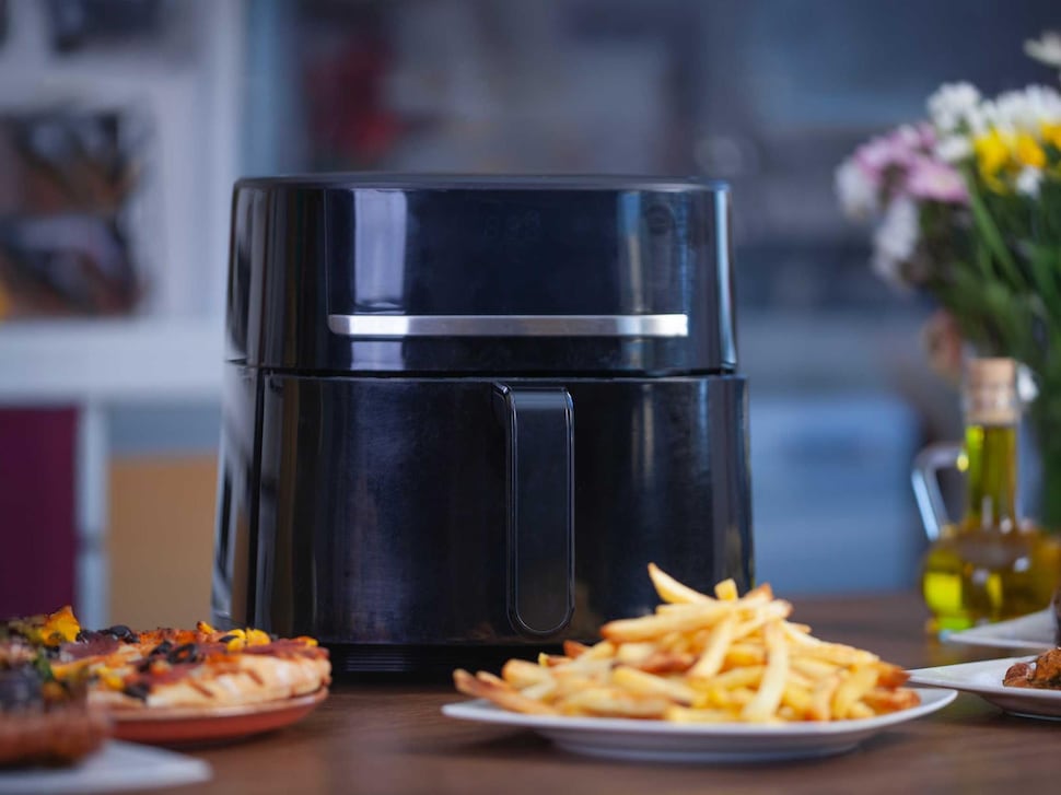 Une friteuse à air dans une cuisine.