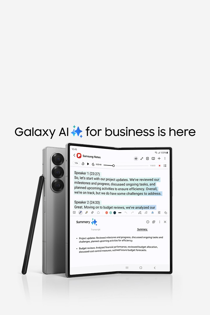 Galaxy AI za posao je tu. Od dva Galaxy Z Fold6 telefona, jedan je presavijen i gledan sa zadnje strane, a drugi je rasklopljen i gledan sa glavnog ekrana, koji ima aplikaciju Samsung Notes na vrhu koja prikazuje transkribovani snimak i Note Assist koji pruža rezime na dnu. S Pen Fold Edition za Galaxy Z Fold6 se naslanja na presavijeni uređaj.