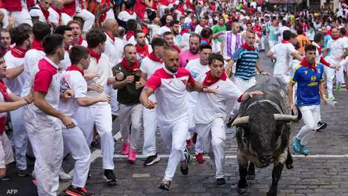 الركض مع الثيران مهرجان يتميز بالإثارة في إسبانيا