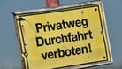 Müssen Eigentümer ihr Grundstück mit dem Auto erreichen können? Ein Notwegerecht lässt sich nicht immer durchsetzen.