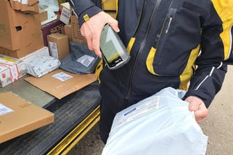 Paketdienst: Paketboten dürfen eine Sendung nicht einfach vor die Tür legen – es sei denn, der Kunde hat diesen Ablageort ausgewählt. (Symbolbild)