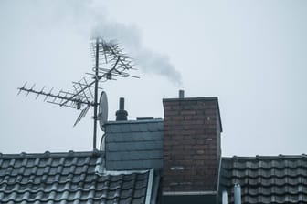 Ein rauchender Schornstein (Symbolbild): Künftig wird der CO2-Ausstoß in der EU teurer.