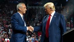 Handschlag auf einer Wahlkampfveranstaltung in Arizona im August: Robert F. Kennedy Jr. und Donald Trump