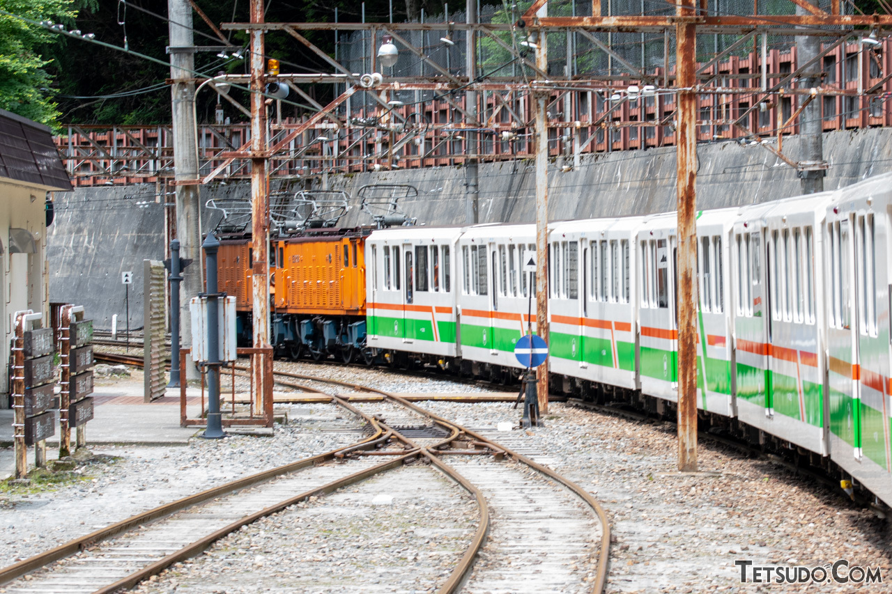 黒部峡谷鉄道の猫又駅付近