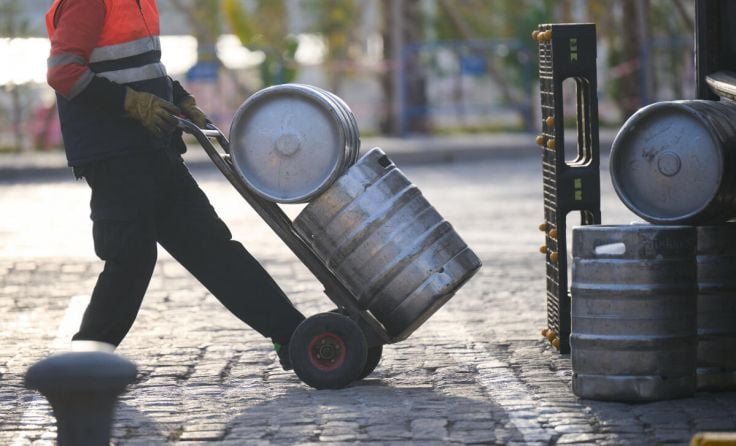 Schwere Fässer und Kisten zu verfrachten gehört für Bierkraftfahrer zum Alltag. (Foto: Lari Jarnefelt - stock.adobe.com)