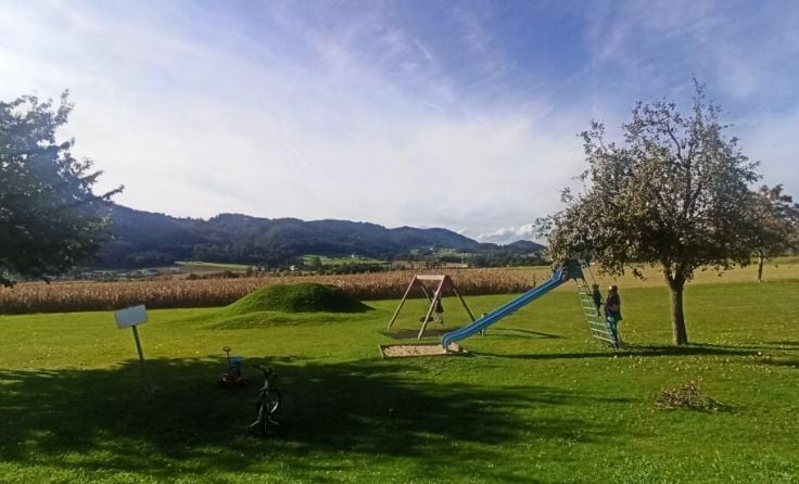 Der bestehende Spielplatz in Karling soll zu einer Begegnungsstätte für die Karlinger Bevölkerung umgestaltet werden. (Foto: Nicole Huemer)