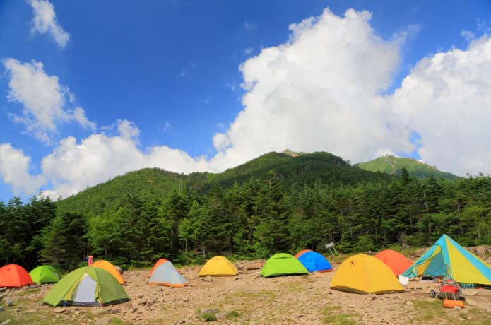 青年小屋のテント場と権現岳