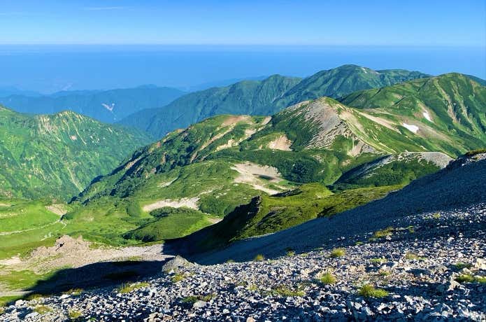 白馬岳から望む雪倉岳・朝日岳