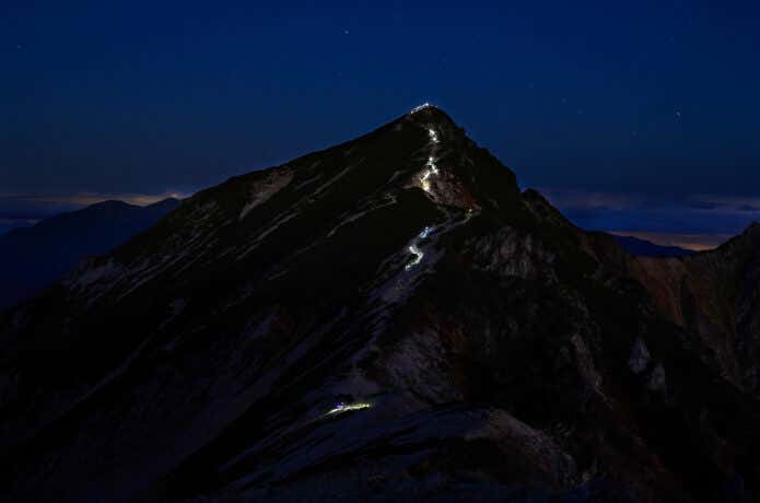 夜間の登山者の行列