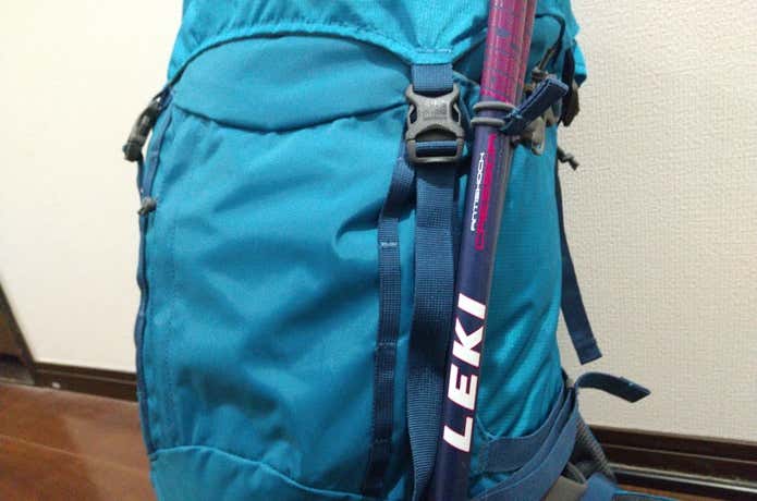リュックのポールループにトレッキングポールを固定