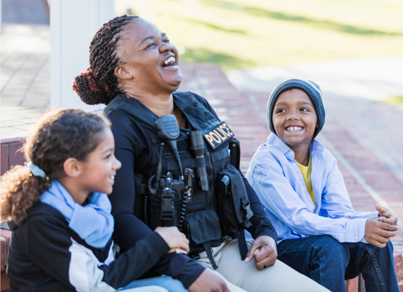 Policier avec des enfants 