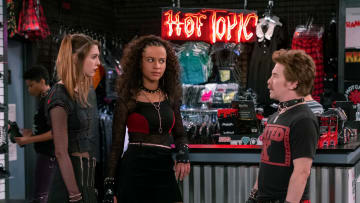 That '90s Show. (L to R) Callie Haverda as Leia, Ashley Aufderheide as Gwen, Seth Green as Mitch in episode 203 of That '90s Show. Cr. Patrick Wymore/Netflix © 2024