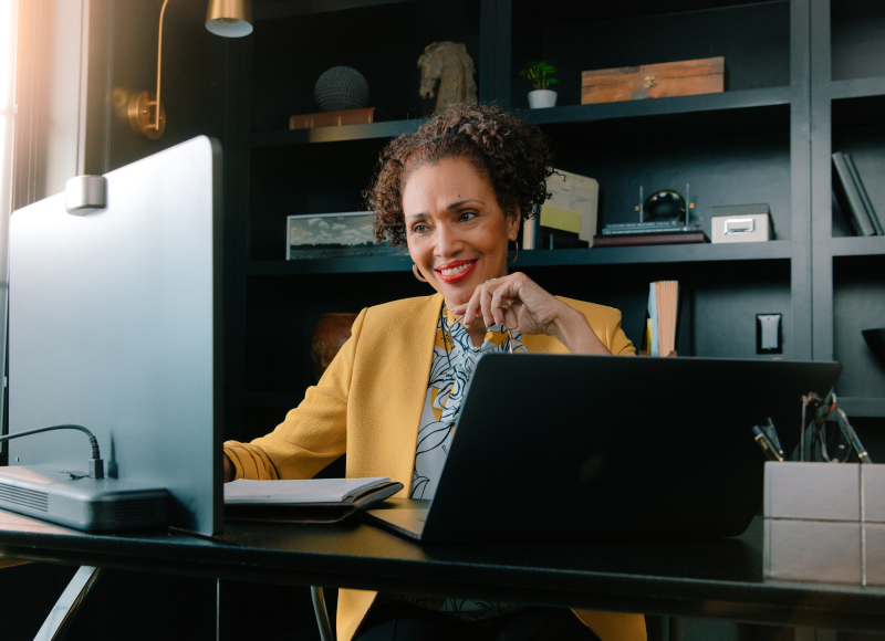 Donna che lavora al computer