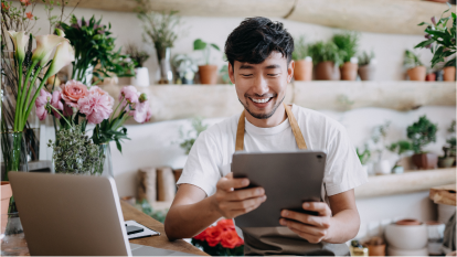 Empleado de floristería con una tableta