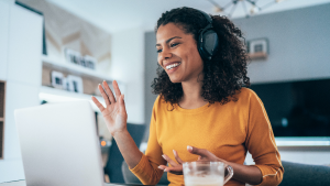 Vrouw die zwaait tijdens virtuele vergadering