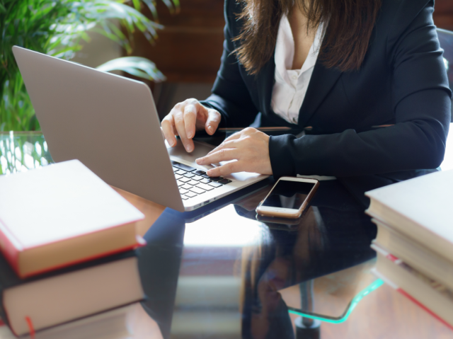 Donna che lavora su un computer portatile