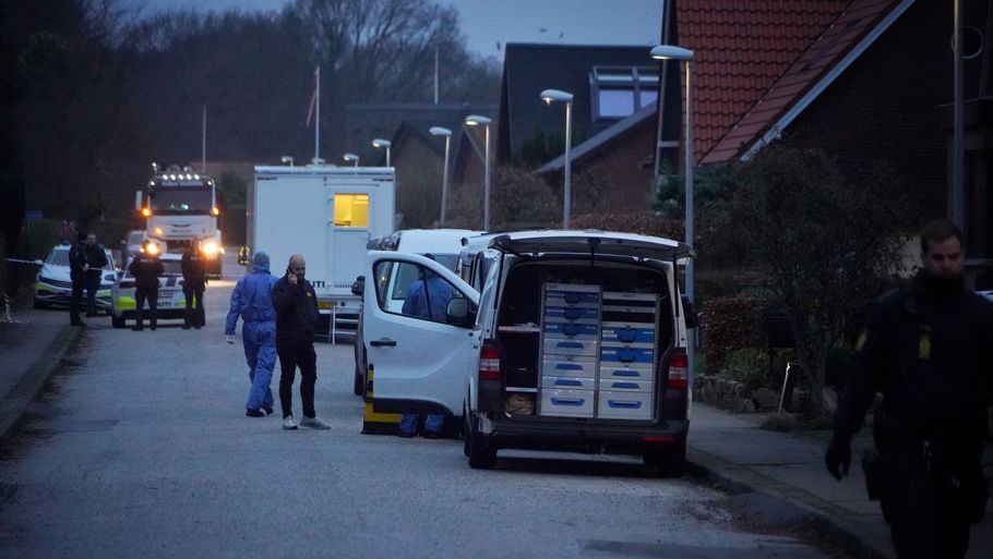 Politi og kriminalteknikere i Mølholm efter liget af den 58-årige blev fundet. Foto: Local Eyes.