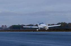 « Première mondiale »… Un avion biplace 100 % électrique vole à Toulouse