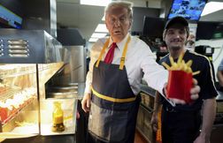 Pour se moquer de Kamala Harris, Donald Trump enfile un tablier chez McDo