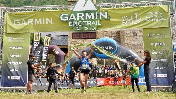  Javier Vives celebra la victòria en l'arribada (Garmin Epic Trail) 